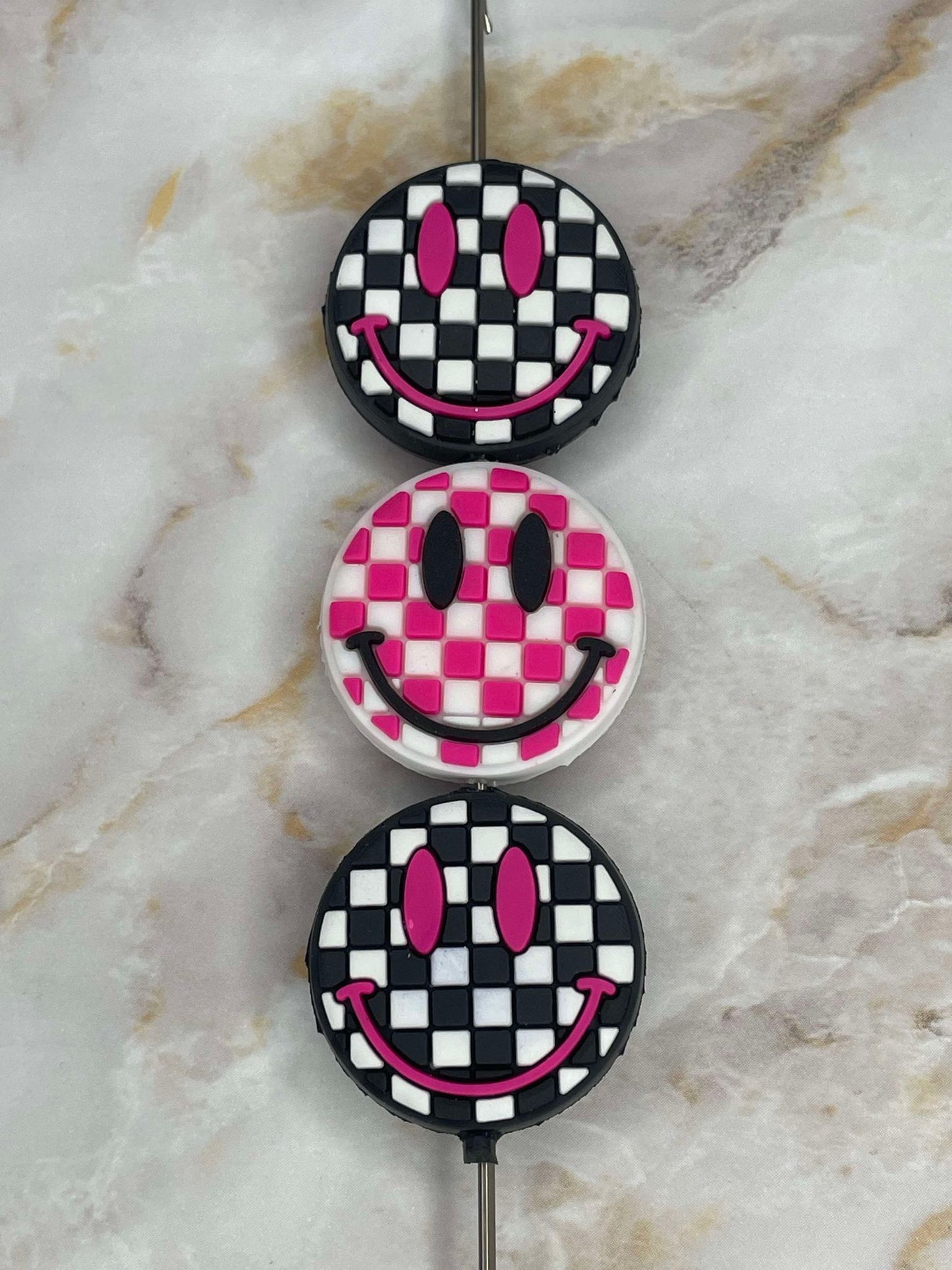 CHECKERED SMILE FACE SILICONE FOCAL